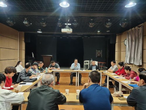襄陽市群眾藝術(shù)館 規(guī)范簽約夯實(shí)根基，百場展演助力諸葛亮文化旅游節(jié)升級(jí)\n\n??近日，襄陽市群眾藝術(shù)館召開了第十屆諸葛亮文化旅游節(jié)“百場群文展演”合同簽訂會(huì)議。此次會(huì)議不僅是一次工作安排的節(jié)點(diǎn)性推進(jìn)會(huì)，更是一次對(duì)社會(huì)文藝資源進(jìn)行創(chuàng)意調(diào)配、全面聚合的文化動(dòng)員。市群藝館相關(guān)負(fù)責(zé)人、組織籌備團(tuán)隊(duì)和多家簽約社會(huì)藝術(shù)團(tuán)體代表共聚一堂，規(guī)范文書簽訂流程并探討下一步創(chuàng)排進(jìn)度。這一儀式優(yōu)化了多元素的協(xié)作機(jī)制，也為即將掀起的全城文明狂歡、融合傳統(tǒng)大文旅盛會(huì)主題的文化藝術(shù)熱浪筑起嚴(yán)謹(jǐn)坦誠履行踐諾的重要基石。